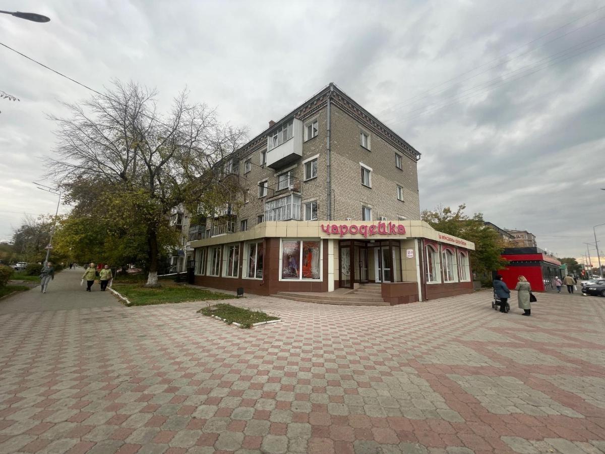 Квартира бизнес-класса с белым постельным кафе Маринад  Петропавловск Экстерьер фото